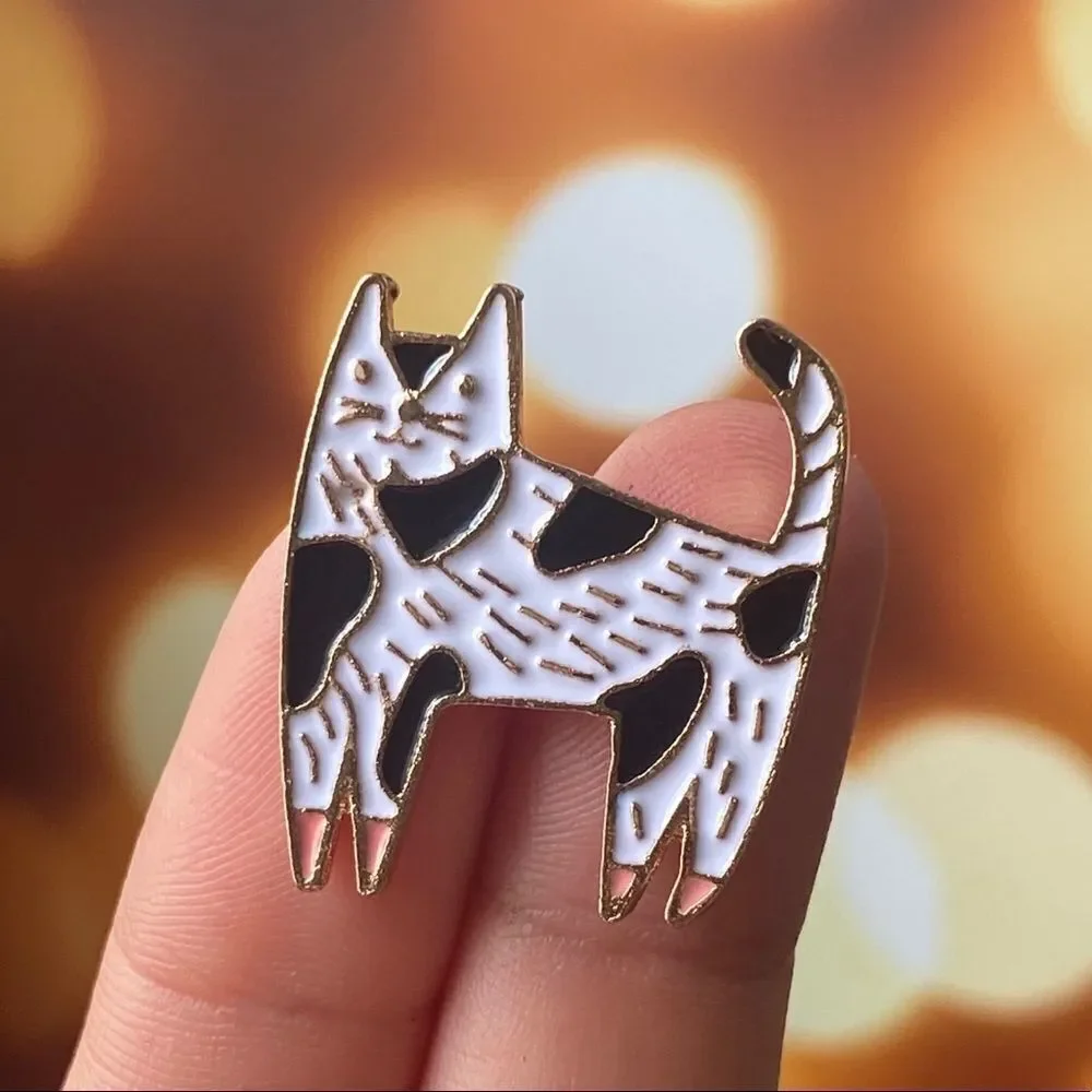 White & Black Kitty Enamel Pin/ Brooch